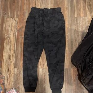 lululemon women’s black camo jogger pants size 8